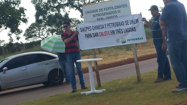Faixas informando o calote da Petrobras aos empresários de Três Lagoas foram estendidas durante manifestação (Foto: José Maria Castilho) 
