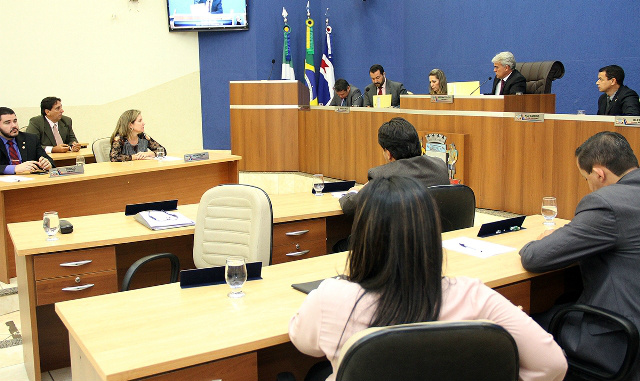 Ainda durante a fala de Beto Araújo, o vereador Jorge Martinho pediu um aparte e lembrou da obra da fábrica de fertilizantes, da Petrobras, que foi abandonada. (Foto: Assessoria)