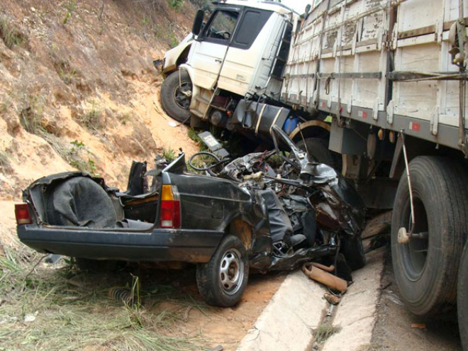Carro fica destruido e cinco pessoas morrem em acidente na BR-251, no norte de Minas (Foto: Divulgação / Corpo de Bombeiros)