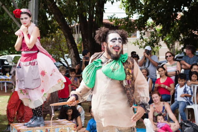 O espetáculo de rua “Tragicomédia de Dom Cristóvão e Sinhá Rosinha” é uma adaptação do texto de Federico Garcia Lorca (Foto: Assessoria)