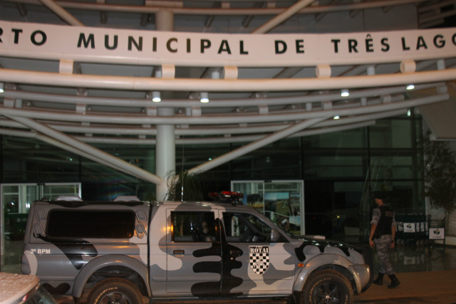 Viatura da Rotai ficou estacionada na frente do aeroporto municipal, onde os policiais foram atender uma ocorrência de princípio de tumulto (Foto: Ricardo Ojeda)