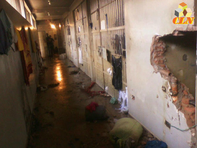 Em 2013, os detentos do presídio municipal afearam fogo na cadeia e destruíram paredes (Foto: Costa Leste News)