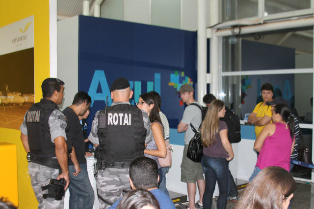 Policiais acompanharam de perto o atendimento no guichê na empresa aérea, sem a necessidade de nenhuma intervenção (Foto: Ricardo Ojeda)
