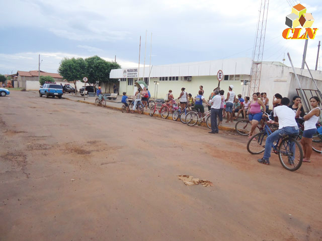 No evento em 2013, familiares dos internos foram até o presídio para acompanhar a situação dos filhos presos (Foto: Costa Leste News)