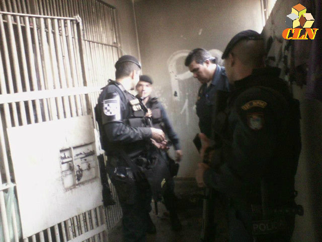 Policiais militares se aprontam para entrar na cadeia municipal e conter a rebelião, no ano passado (Foto: Costa Leste News)