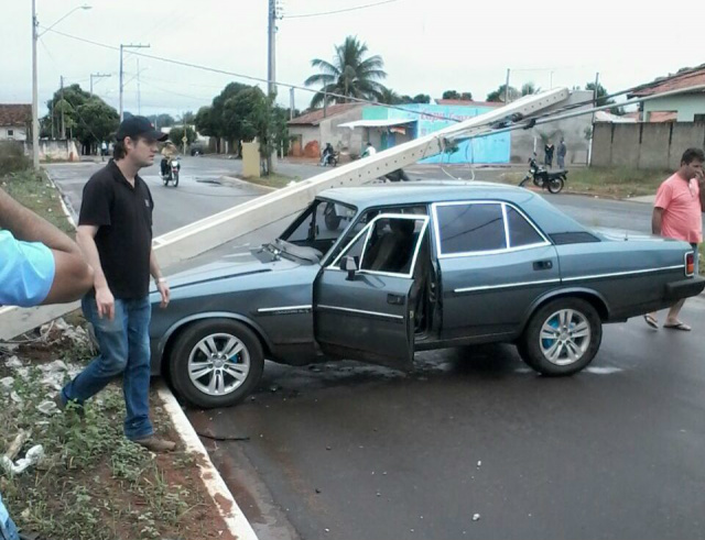 Com o impacto o poste caiu em cima do veículo e danificando-o. (Foto: Divulgação)