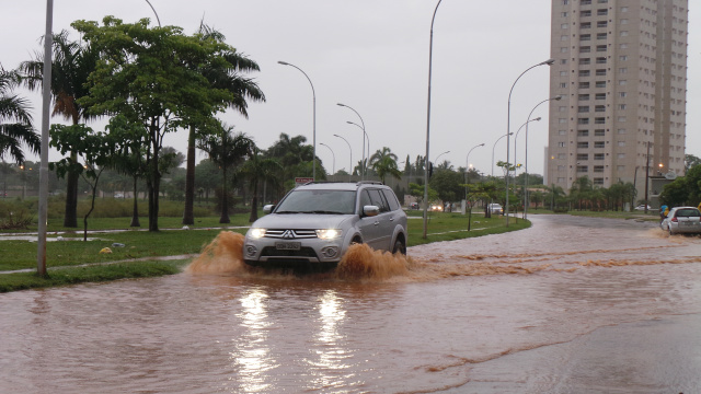 Na Circular da Lagoa Maior a enxurrada provocou transtornos, obrigando os veículos a reduzirem a velocidade e impedindo trânsito de pedestres (Foto: Ricardo Ojeda)