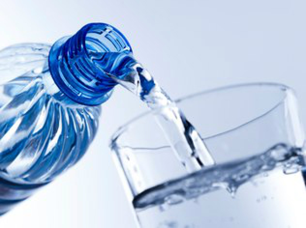 Água: espalhar garrafas nos locais onde trabalha, estuda ou permanece por muito tempo ajuda a forjar o hábito