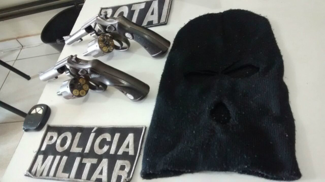 As armas e uma touca que teriam sido utilizadas no crime foram apreendidas pela polícia e entregues à delegacia
Foto: Guta Rufino/Perfil News