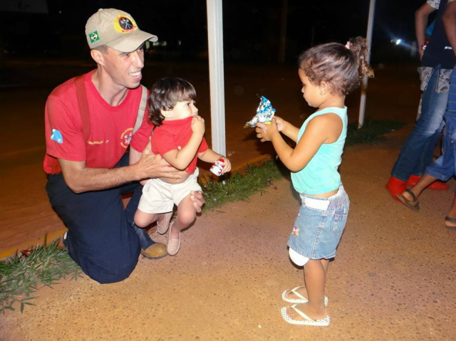 Bombeiros de Três Lagoas distribuem ovos de Páscoa para crianças de vários bairros Entrega de ovos de Páscoa para as crianças. (Foto: Ricardo Ojeda)