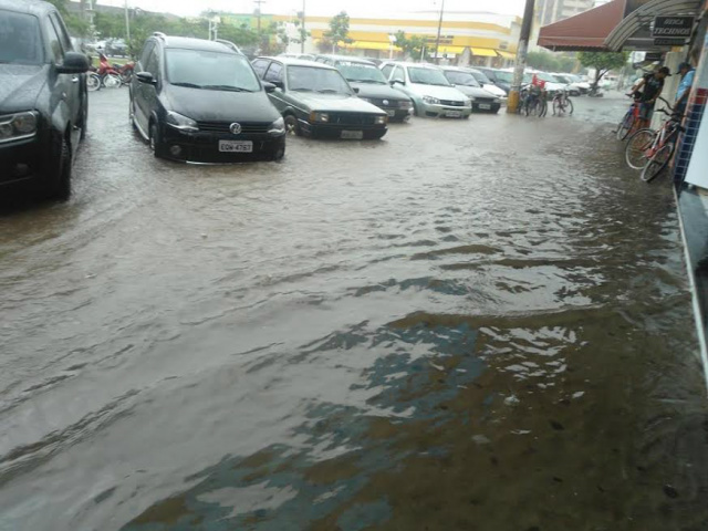 Na rua Paranaíba, entre a avenida Antônio Trajano dos Santos e a rua João Carrato, o volume de água era tão grande que assustou lojistas e clientes (Foto: Facebook)