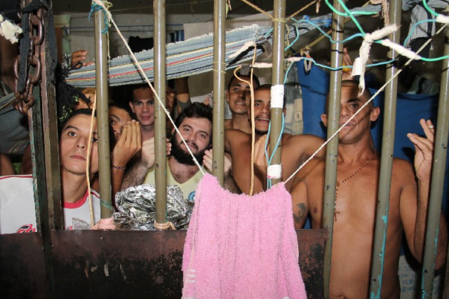 Imagens da superlotação de presos de Chapadão do Sul vazam na internet