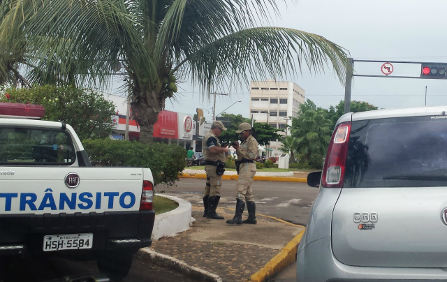 Os dois agentes de trânsito estavam posicionados na esquina das Avenidas Olinto Mancine com Antonio Trajano (Foto: Ricardo Ojeda)  