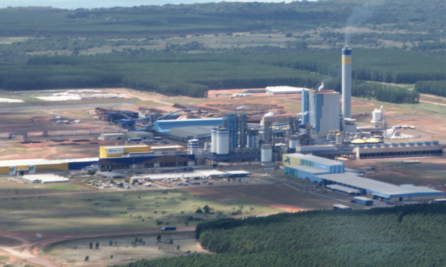 A Fibria (ex-VCP) foi a precursora no segmento de celulose em Três Lagoas, onde 30% da sua produção é entregue na International Paper, indústria de papel instalada no mesmo territorial. As duas geram centenas de empregos (Foto: Ricardo Ojeda)   