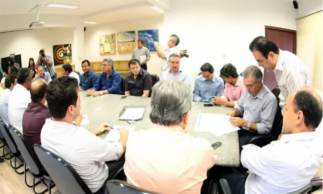 A reunião do governador com os 24 parlamentares que compõem o Legislativo Sul-mato-grossense (Foto: Divulgação)