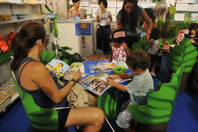 Os livros infantis têm papel fundamental na formação das crianças e ajudam inclusive no processo de alfabetização (Foto/Arquivo Agência Brasil)