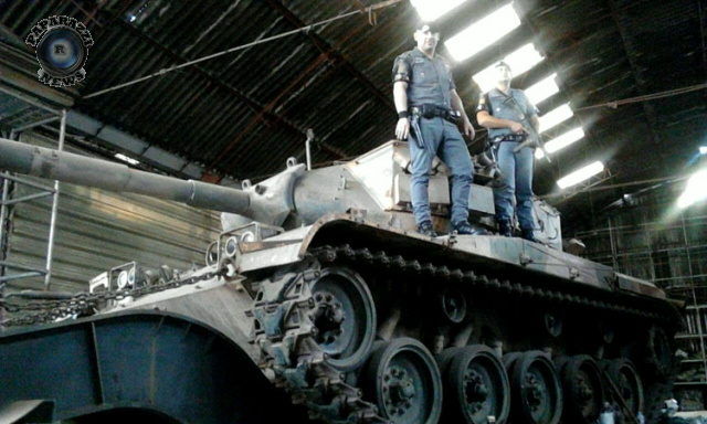 Um dos tanques foi usado pelos PMs para registrar o flagrante, no local onde foram descobertos (Foto: Correio Braziliense)