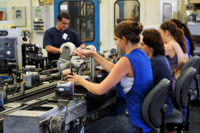 Indústria encerra 2014 com queda na produção e no emprego