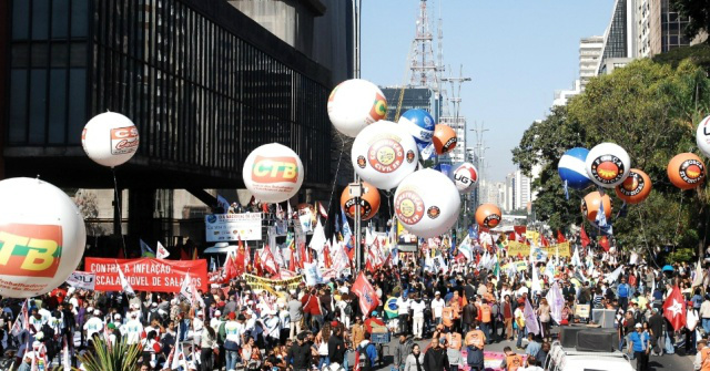 As centrais sindicais vão tomar a avenida Paulista, em protesto contra política econômica de Dilma, no Dia Nacional de Lutas (Foto: Notícias UOL)