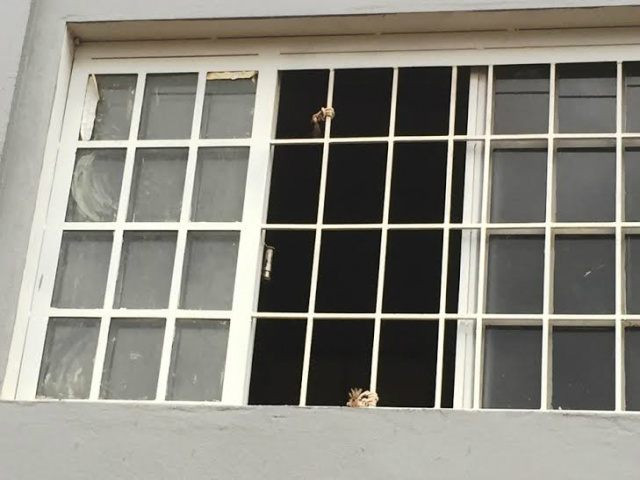 Pedaços das cordas usadas pelo ladrão na provável tentativa de invasão do prédio foram deixadas para trás, ainda presas às grades da janela (Foto: Marco Campos)