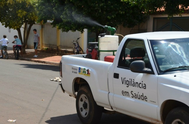 Carro do fumacê pelas ruas de Três Lagoas no combate ao mosquito da dengue. (Foto: Divulgação)
