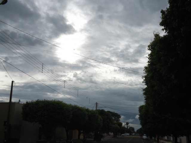 Com o céu encoberto, o sol aparece, mas a previsão é de chuva a qualquer instante em Três Lagoas. (Foto: Patrícia Miranda)