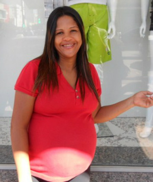 Grávida, a comerciária Cláudia Regina Ferreira disse que vai cuidar do bebê, um menino que deve nascer nos próximos dias (Foto: Léo Lima)  