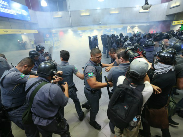 Manifestantes contra aumento do preço de passagens se confrontam com policiais no metrô de São Paulo (Foto: G1/Estadão)