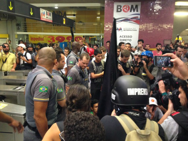 Grupo discute com seguranças do Metrô antes de tumulto com PM (Foto: G1)