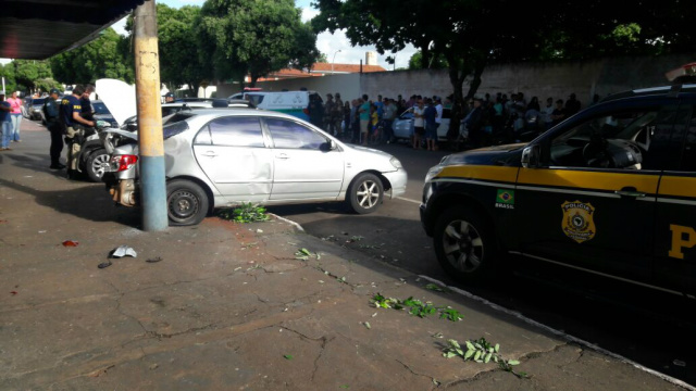 A pancada foi tão forte que destruiu a traseira do Corola que estava estacionado na avenida Aquidauana (Foto: Cipó)