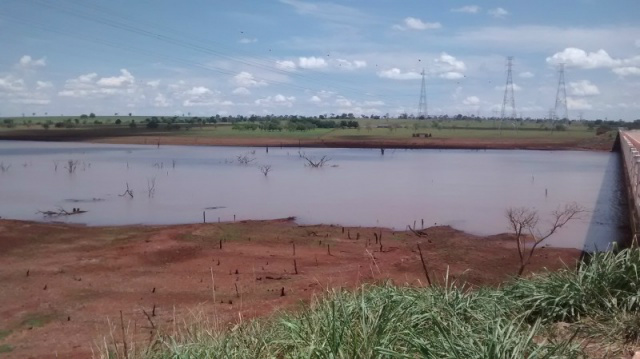 Afluente do rio Paraná, córrego Pântano está quase seco. (Fotos: Ivan Carrato Jr)