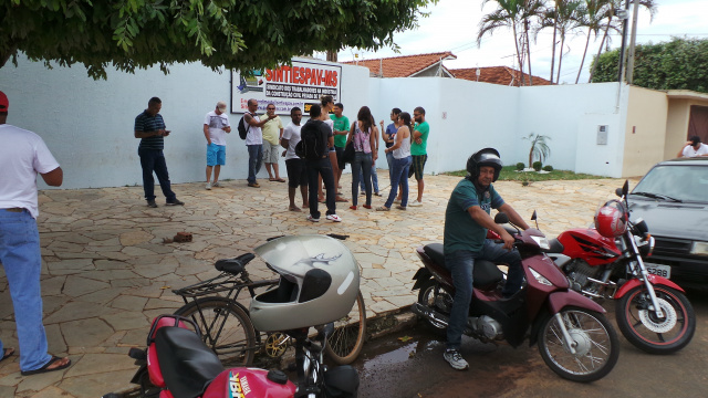 Trabalhadores se reuniram na frente do sindicato e após serem informados que a liberação dos pagamentos dependia da Justiça do Trabalho eles se dirigiram ao fórum trabalhista (Foto: Ricardo Ojeda) 
