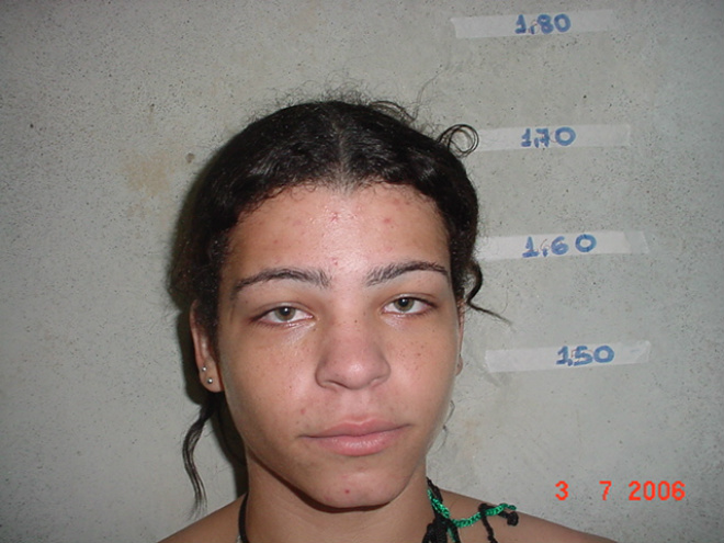 Greice Kelly, em foto tirada na delegacia em 2006, acusada de se envolver em furtos. (Foto: Divulgação-PM)