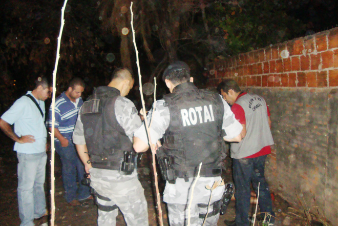 Policiais e peritos observam corpo de travisti logo após assassinato. (Foto:Benê Soares/Perfil News)