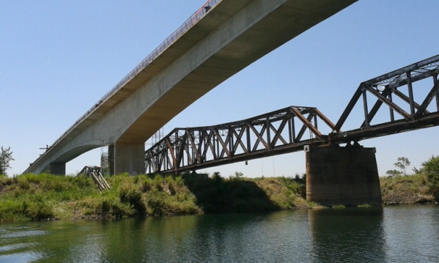 A obra foi construída ao lado da ponte ferroviária, Francisco de Sá. Que é uma importante travessia de trens através do rio Paraná (Foto: Ricardo Ojeda)