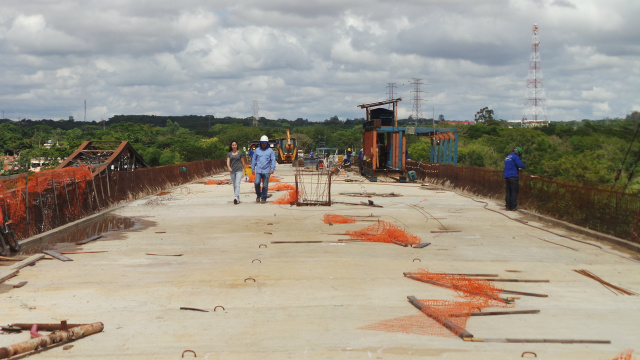 De acordo com Jovelino Coutinho, responsável pelo controle técnico e qualidade da obra a base da ponte está completa (Foto: Ricardo Ojeda)