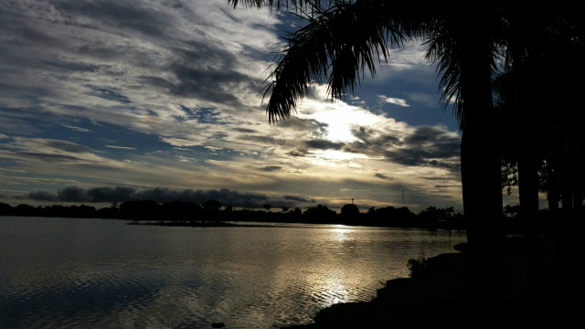 Amanhecer de hoje (30) na Lagoa Maior de Três Lagoas. (Foto: Ricardo Ojeda)