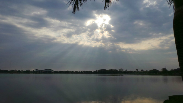 Com o tempo nublado, apenas os raios solares são vistos na manhã desta terça-feira na Lagoa Maior. (Foto: Ricardo Ojeda)