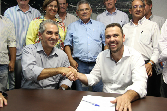O governador do Estado Reinaldo Azambuja e o presidente da Assomasul Juvenal Neto. (Foto: Divulgação)
