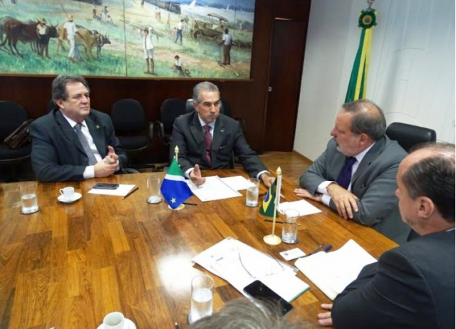 Acompanhado do senador Moka, o governador esteve com o ministro do Desenvolvimento, Armando Monteiro (Foto: Divulgação)
