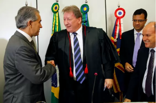 O governador cumprimento o desembargador João Maria Los pela  conquista da presidência do TJMS (Foto: Divulgação)