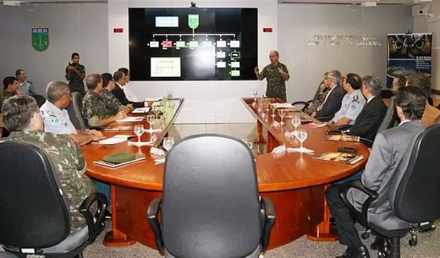 O comandante do CMO, general Juarez, explanou ao novo secretário de Segurança e sua equipe sobre a estrutura do Sisfron (Foto: Divulgação)