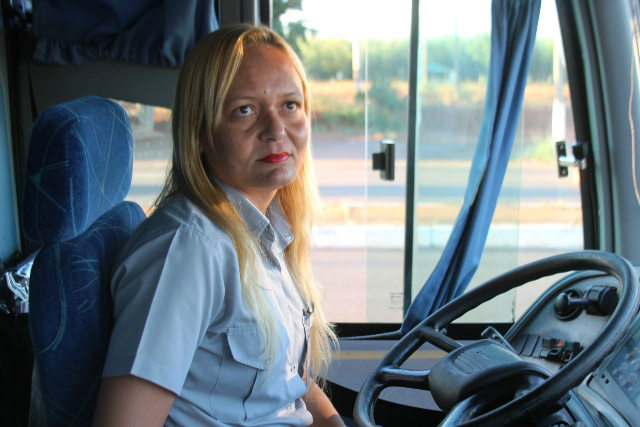 Transportando trabalhadores todos os dias, Cristiani se arrisca trafegando com o ônibus por entre os buracos da rodovia (Foto: Arquivo/Perfil News)