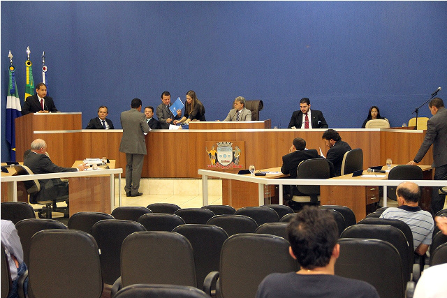 Durante a sessão, os vereadores discutiram projetos e propostas antes das votações, usando a tribuna (Foto: Divulgação)