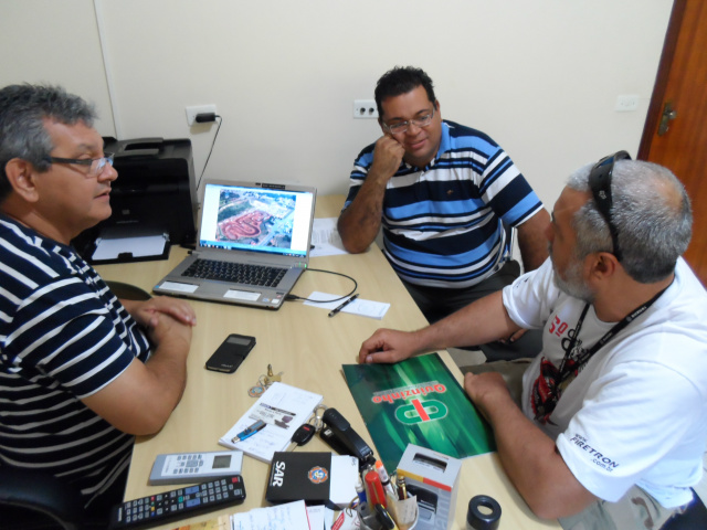 Ricardo Ojeda e Antonio Carlos acertam com o representante do Lar dos Idosos Marcio Oliveira (centro) (Foto: Nelson Roberto)