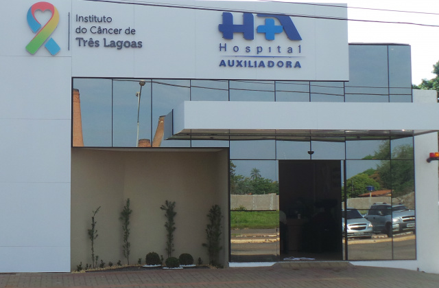 A fachada da entrada do Instituto do Câncer de Três Lagoas que também foi construída com apoio da sociedade e inaugurada na terça-feira passada (Foto: Ricardo Ojeda)