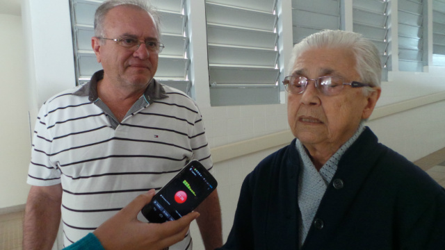 Junto com Hélio Morales, a irmã Dolphina de Jesus Silva, de 83 anos, e 60 deles dedicados ao compromisso com Deus, como ela se auto define sua atuação no hospital (Foto: Ricardo Ojeda) 