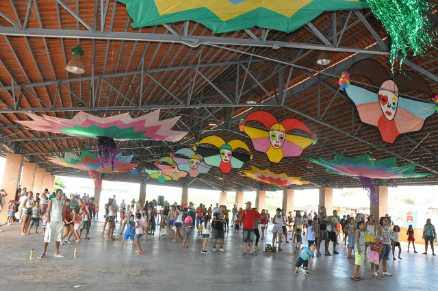 Após o baile carnavalesco de sábado (1º de março), matinê na tarde de domingo (2), Desfile das Escolas de Samba na Avenida Rosário Congro e o baile na noite de domingo (Foto: Divulgação/Assecom)