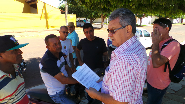 Trabalhadores procuraram a reportagem do Perfil News querendo mais informações a respeito do andamento do processo (Foto: Ricardo Ojeda)
