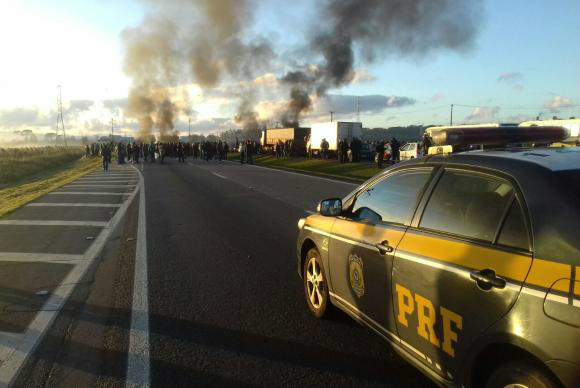 Manifestantes bloqueiam a BR-277, na altura do quilômetro 69, em São José dos Pinhais, no Paraná (Eric Zardo/Divulgação PRF)